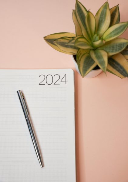 carnet avec entête 2024, à côté d'une plante grasse et d'un stylo argenté